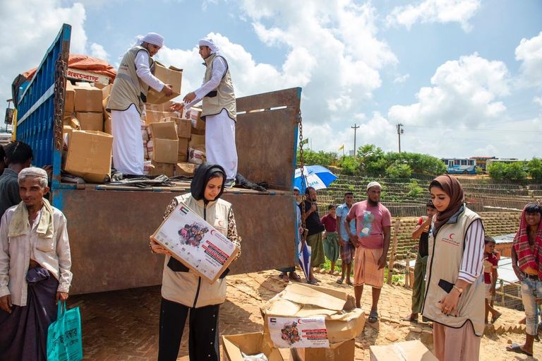 الهلال الأحمر الإماراتي يوزع مساعدات على الروهينجا