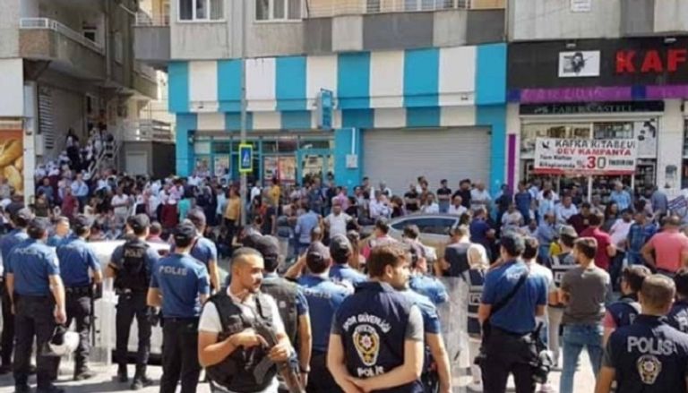 جانب من الوقفة التي جاءت رفضًا لعزل محمد فاتح طاش رئيس بلدية "قولب" الصغرى جانب من الوقفة التي نظمها حزب الشعوب الديمقراطي الكردي