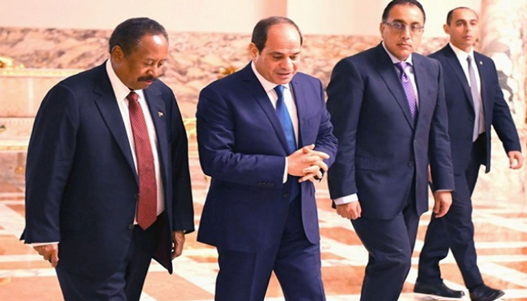 الرئيس المصري خلال استقباله رئيس الوزراء السوداني