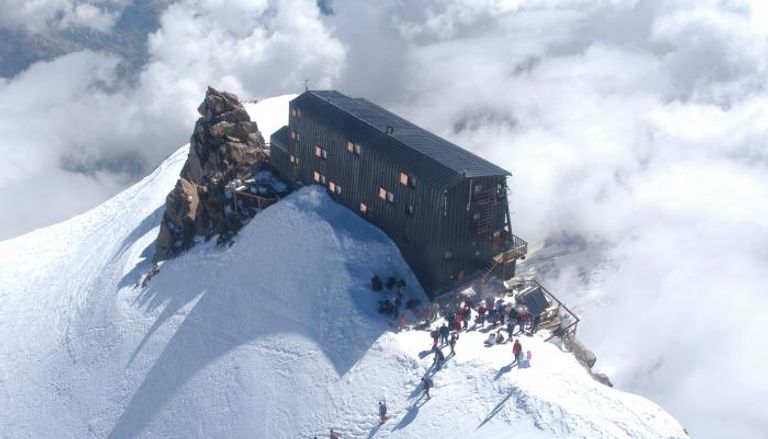 جولة بأعلى فنادق أوروبا.. مشهد سماوي على قمة جبل إيطالي