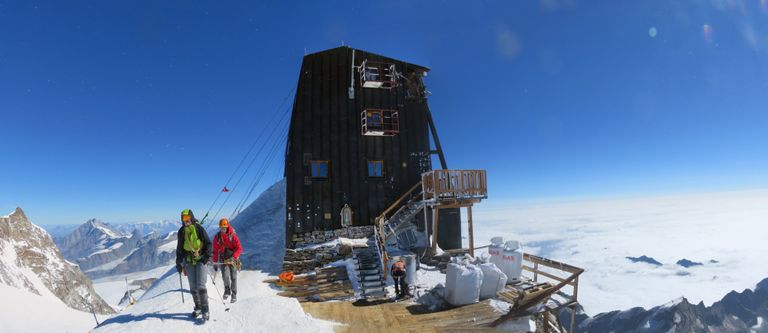 جولة بأعلى فنادق أوروبا.. مشهد سماوي على قمة جبل إيطالي