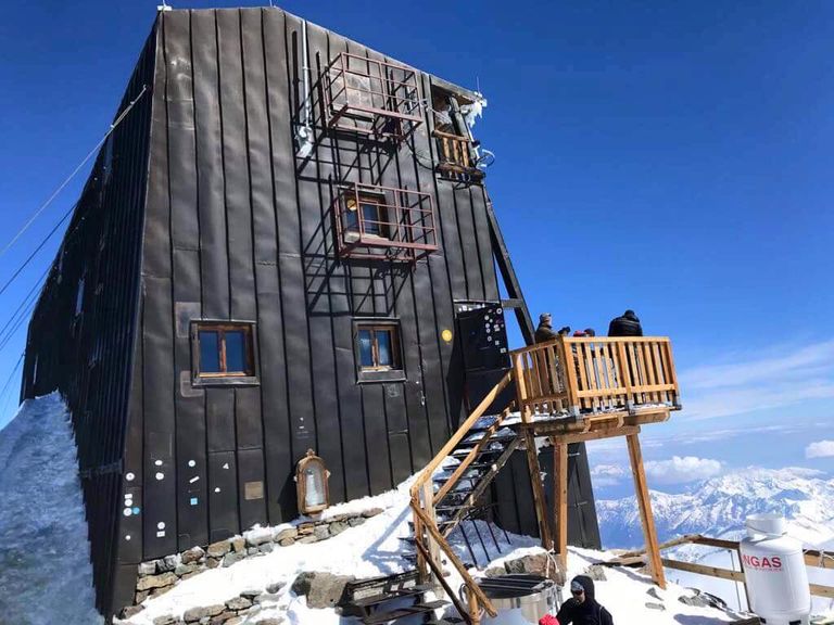 جولة بأعلى فنادق أوروبا.. مشهد سماوي على قمة جبل إيطالي