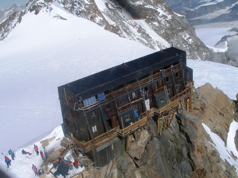 جولة بأعلى فنادق أوروبا.. مشهد سماوي على قمة جبل إيطالي