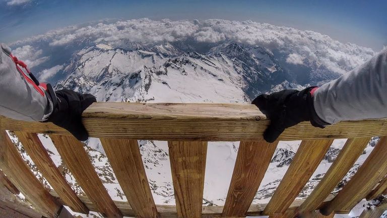 جولة بأعلى فنادق أوروبا.. مشهد سماوي على قمة جبل إيطالي