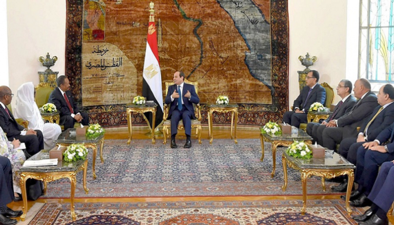 الرئيس المصري يستقبل رئيس الوزراء السوداني