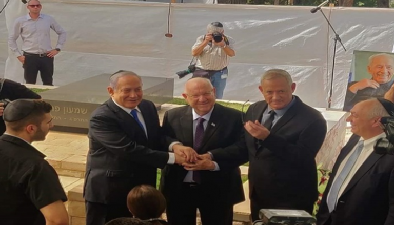 نتنياهو وجانتس يتصافحان بحضور الرئيس الإسرائيلي 