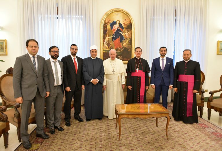 الأب يوأنس أقصى يمين الصورة