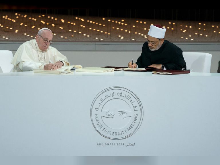 لحظة توقيع وثيقة الأخوة الإنسانية