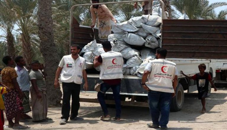 الهلال الأحمر الإماراتي يوزع مساعدات في اليمن 