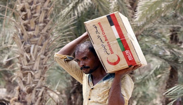 الهلال الأحمر الإماراتي يوزع مساعدات في اليمن