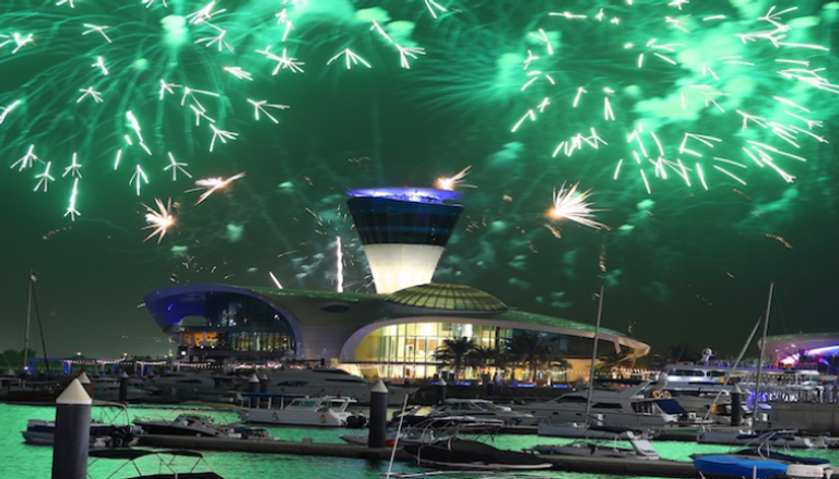 ‎⁨عرض الألعاب النارية بمناسبة اليوم الوطني السعودي في ياس مارينا⁩
