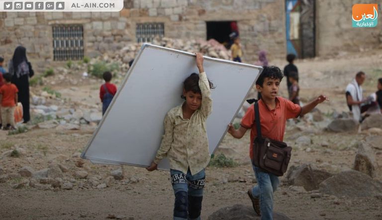 ساحات العراء وظل الأشجار تتحول إلى فصول دراسية لنحو 300 طالب وطالبة