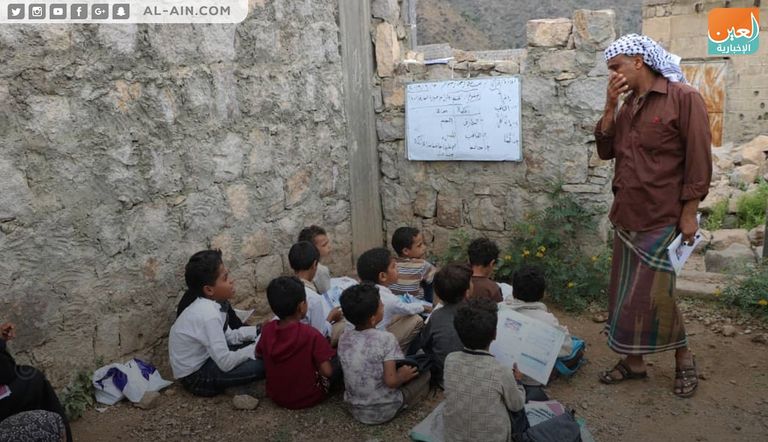 ساحات العراء وظل الأشجار تتحول إلى فصول دراسية لنحو 300 طالب وطالبة