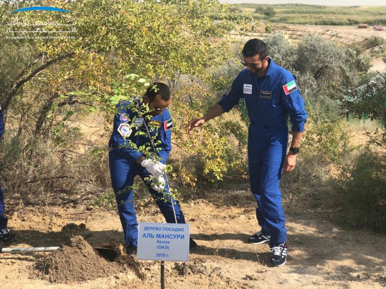 هزاع المنصوري في ممر حديقة رواد الفضاء