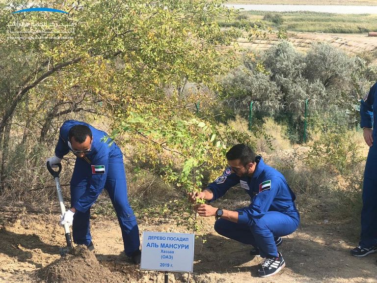 هزاع المنصوري في ممر حديقة رواد الفضاء