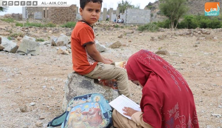 المدرسون يقدمون المقررات التعليمية للطلبة تحت أشعة الشمس