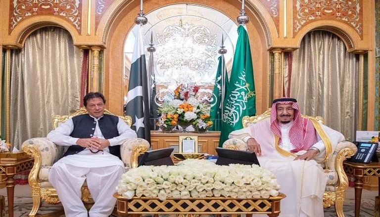 العاهل السعودي خلال استقبال رئيس الوزراء الباكستاني