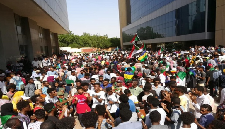 جانب من مسيرة السودانيين ضد الإخوان