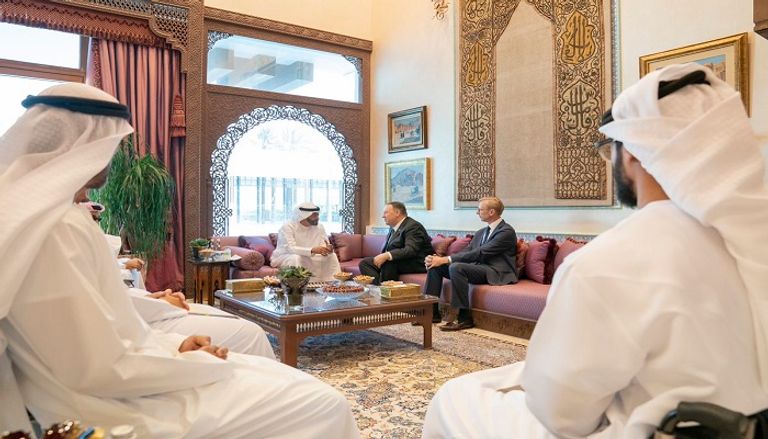 الشيخ محمد بن زايد آل نهيان خلال استقبال وزير الخارجية الأمريكي الشيخ محمد بن زايد آل نهيان خلال استقبال وزير الجيش الأمريكي