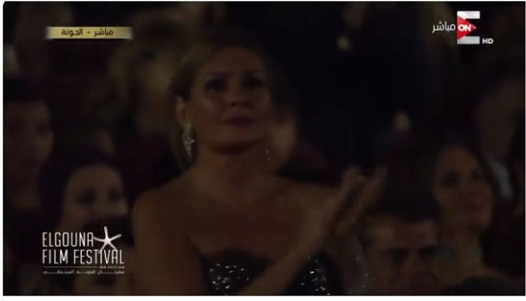 أحمد الفيشاوي يقف باكيا لوداع صورة والده فاروق الفيشاوي في مهرجان الجونة