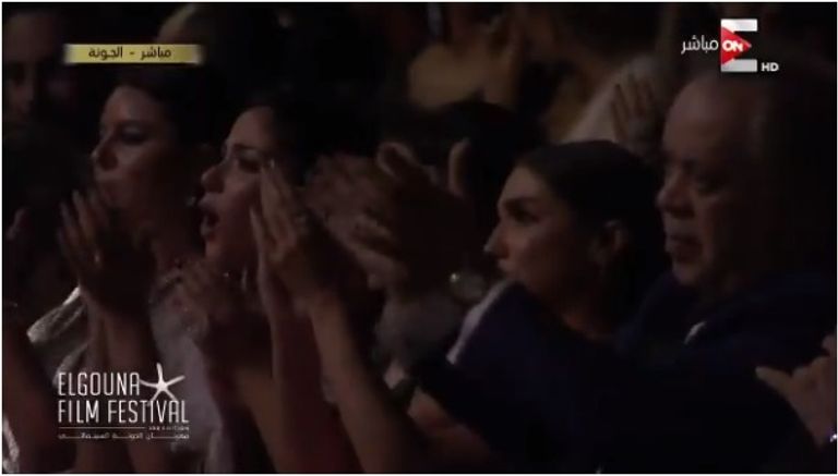 أحمد الفيشاوي يقف باكيا لوداع صورة والده فاروق الفيشاوي في مهرجان الجونة