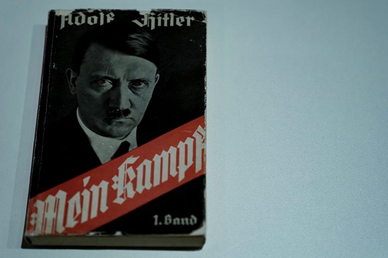 المعرض يقام في متحف سيرتوخينبوش الهولندي