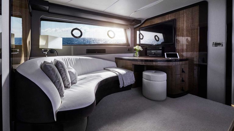 يخت لكزس LY 650