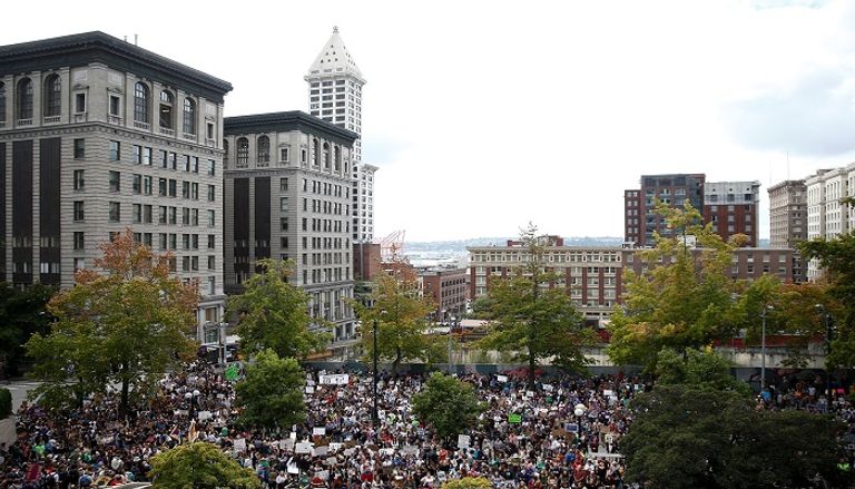 جانب من الاحتجاجات المطالبة بمواجه تغير المناخ - رويترز