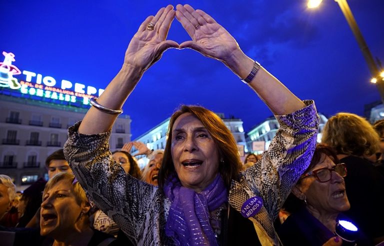 المحتجات حملن لافتات