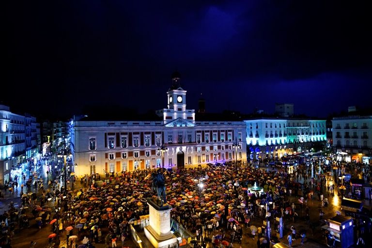 المحتجات حملن لافتات