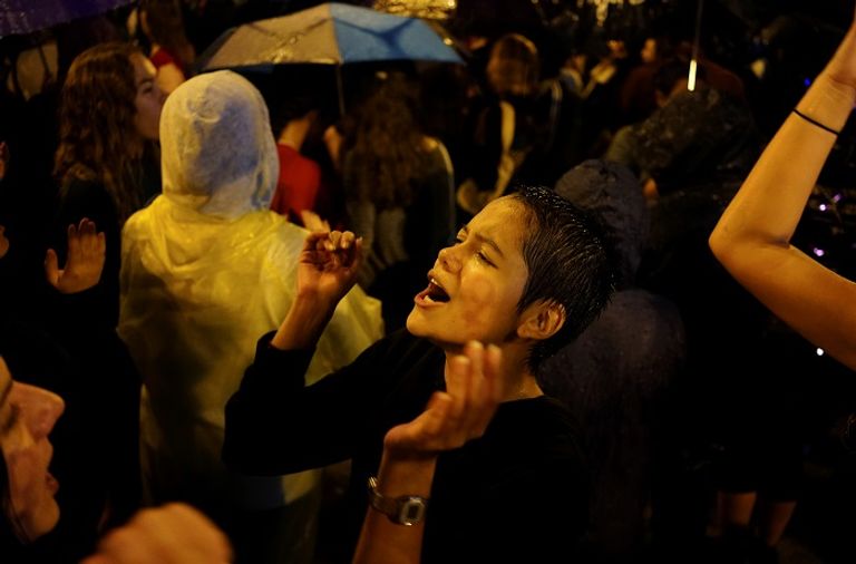 المحتجات حملن لافتات