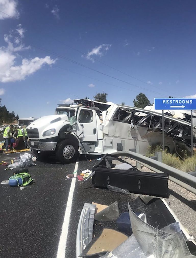 الحافلة محطمة على جانب الطريق