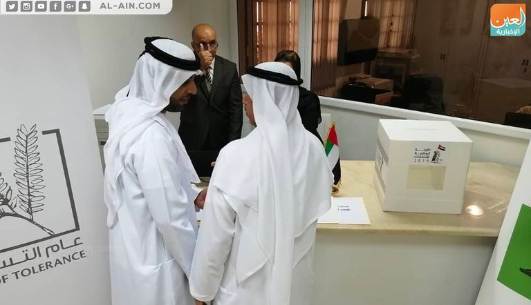 ناخب إماراتي يدلي بصوته في سفارة بلاده بالجزائر