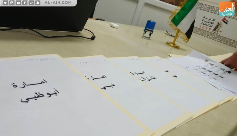 ناخب إماراتي يدلي بصوته في سفارة بلاده بالجزائر