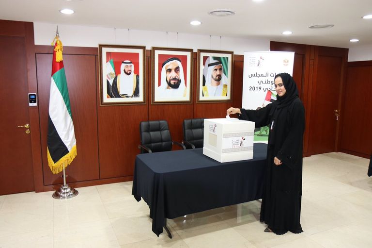 ناخب إماراتي يدلي بصوته في سفارة بلاده بالجزائر