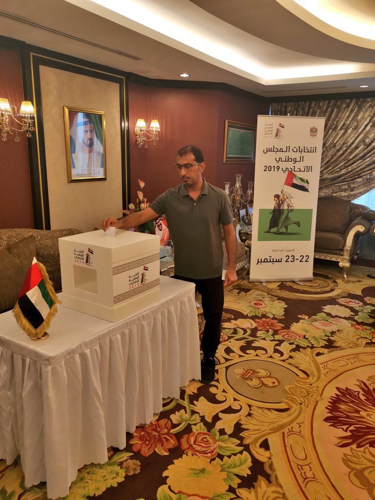 ناخب إماراتي يدلي بصوته في سفارة بلاده بالجزائر
