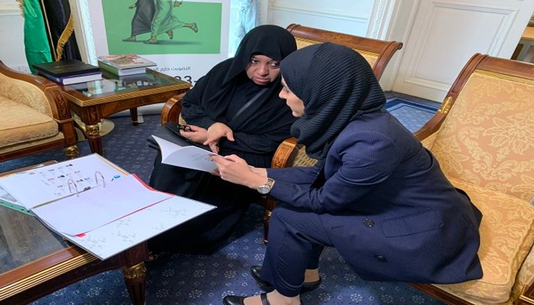 مواطنة تدلي بصوتها في سفارة الإمارات ببريطانيا أعضاء لجنة الانتخابات في سفارة الإمارات ببريطانيا