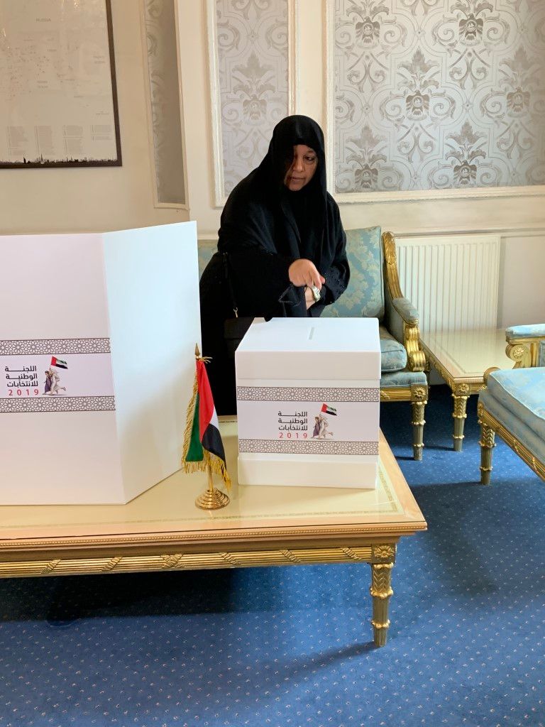 أعضاء لجنة الانتخابات في سفارة الإمارات ببريطانيا