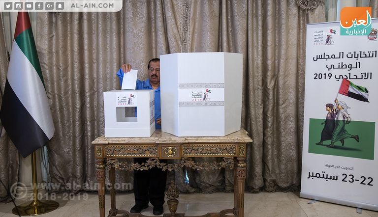 ناخب إماراتي يدلي بصوته في سفارة بلاده بالجزائر