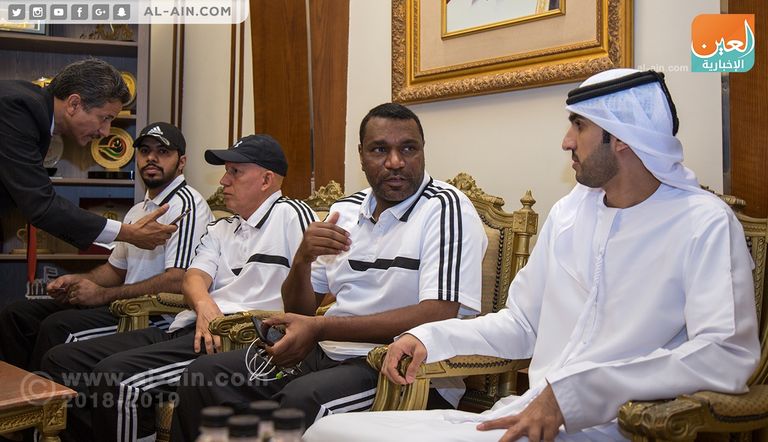 ناخب إماراتي يدلي بصوته في سفارة بلاده بالجزائر