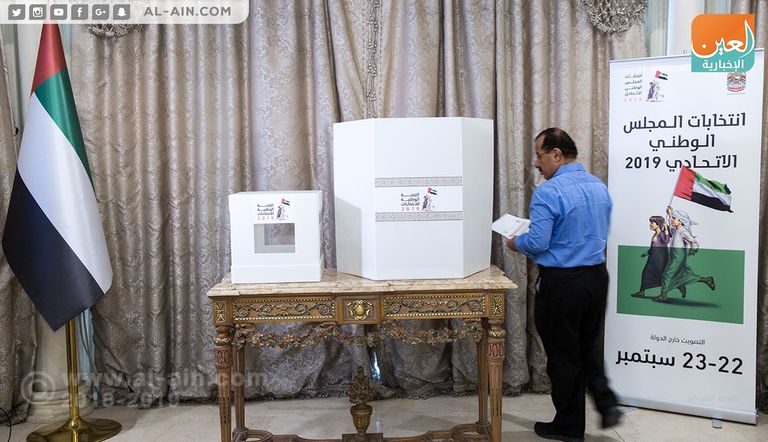 ناخب إماراتي يدلي بصوته في سفارة بلاده بالجزائر