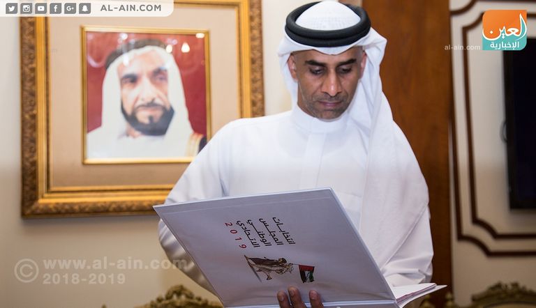 ناخب إماراتي يدلي بصوته في سفارة بلاده بالجزائر