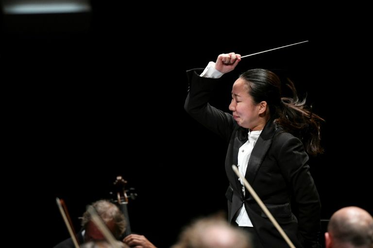 قائدة الأوركسترا اليابانية خلال مسابقة بوزانسون الدولية اليابانية نودوكا أوكيزاوا تحمل كأس مهرجان بوزانسون