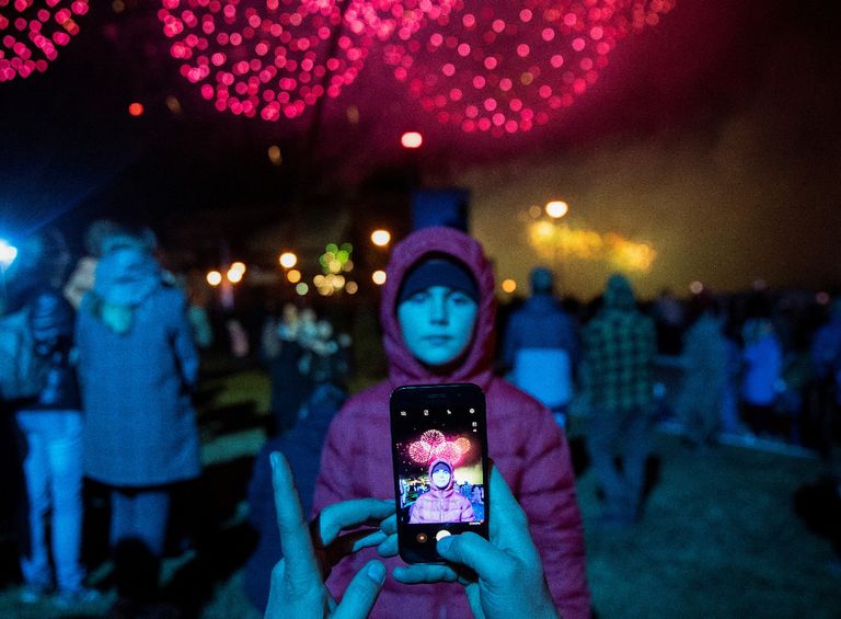 السماء والمباني التاريخية تتلألأ في مهرجان الضوء السنوي
