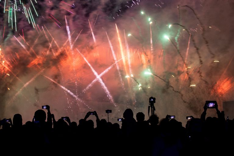 السماء والمباني التاريخية تتلألأ في مهرجان الضوء السنوي