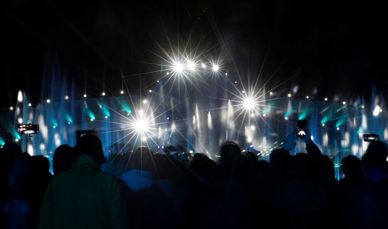 السماء والمباني التاريخية تتلألأ في مهرجان الضوء السنوي