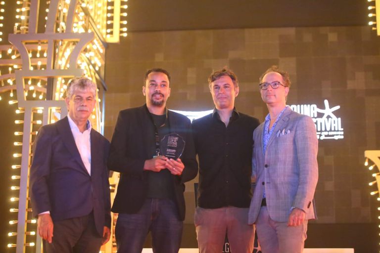 المخرج السوداني صهيب قسم الباري يتسلم الجائزة