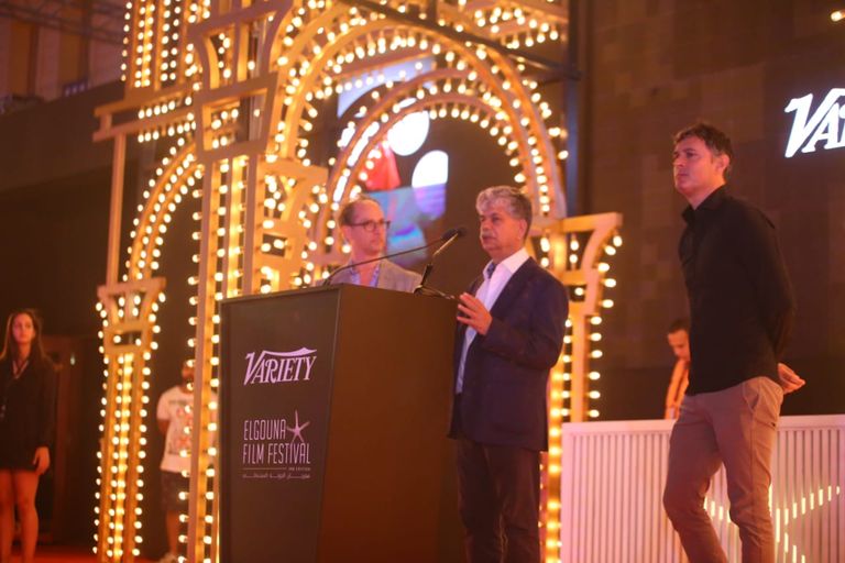 المخرج السوداني صهيب قسم الباري يتسلم الجائزة