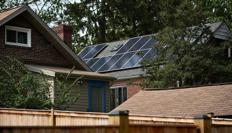 ألواح للطاقة الشمسية على سطح منزل إليزابيث هوجان 
