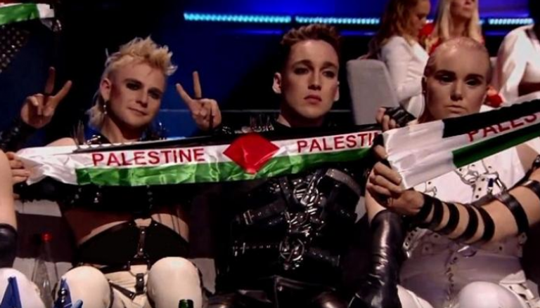أعضاء فرقة هاتاري يرفعون لافتات بألوان العلم الفلسطيني